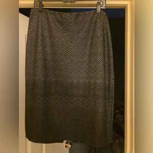 Olivia & Martin Chevron Patterned Gray and Black Pencil Skirt. Sz L. Preowned